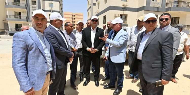 بالصور.. زير الإسكان يتفقد أعمال تطوير المحاور والطرق الرئيسية ومشروعا سكنيا ومحطة صرف صحي بمدينة بدر