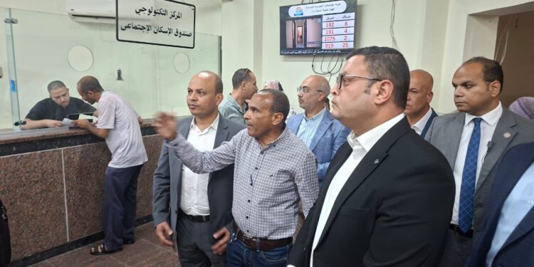 في زيارة مفاجئة.. وزير الإسكان يتفقد المركز التكنولوجي لخدمة المواطنين بجهاز مدينة بدر ويتابع موقف المشروعات