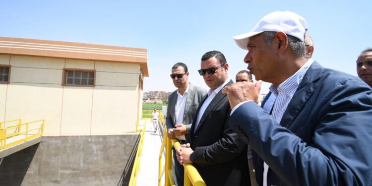 وزير الإسكان ومحافظ القليوبية يتابعان مشروعات مياه الشرب والصرف الصحى بالمبادرة الرئاسية “حياة كريمة”
