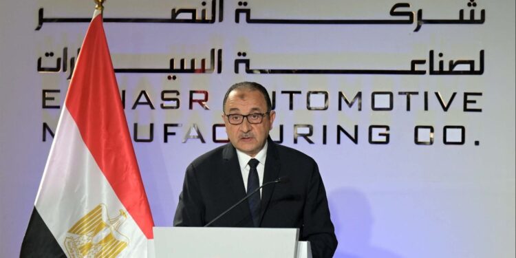 وزير قطاع الأعمال يعلن بدء إنتاج سيارات الملاكي بشركة النصر قريباً