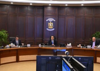 رئيس الوزراء يعلن موعد استئناف ضخ الغاز لعدد من المصانع التي توقفت