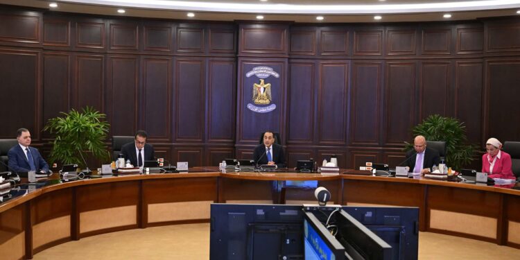 رئيس الوزراء يعلن موعد استئناف ضخ الغاز لعدد من المصانع التي توقفت