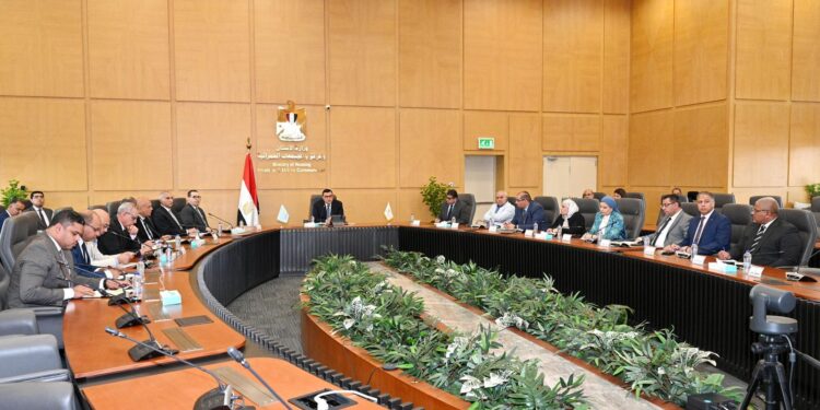 بالصور.. وزير الإسكان يعقد اجتماعا للجنة التنسيقية العليا ويوجه رؤساء المدن الجديدة بالعمل على إجراءات ترشيد استهلاك الطاقة والمياه