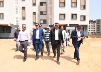 في ختام جولته بالعاشر من رمضان.. وزير الإسكان يتفقد مشروع الإسكان الأخضر وتطوير شبكة الصرف الصناعي بالمنطقة الصناعية