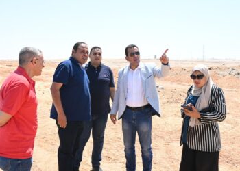 بالصور.. وزير الإسكان يتابع مشروعات المرافق والطرق ومشروع “ديارنا” بمدينة العاشر من رمضان