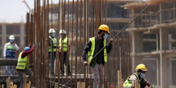 إزالة ومصادرة للتراخيص.. رئيس جهاز العاشر من رمضان يحذّر المقاولين في المدن الجديدة من هذا الأمر