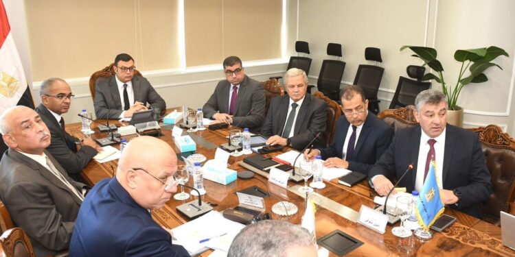 وزير الإسكان يتابع موقف مشروعات مياه الشرب والصرف الصحي ضمن المبادرة الرئاسية “حياة كريمة” بمحافظة المنيا
