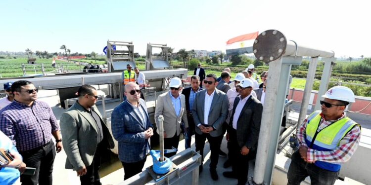بالصور.. وزير الإسكان ومحافظ بني سويف يتفقدان محطة معالجة صرف صحي طحا البيشة