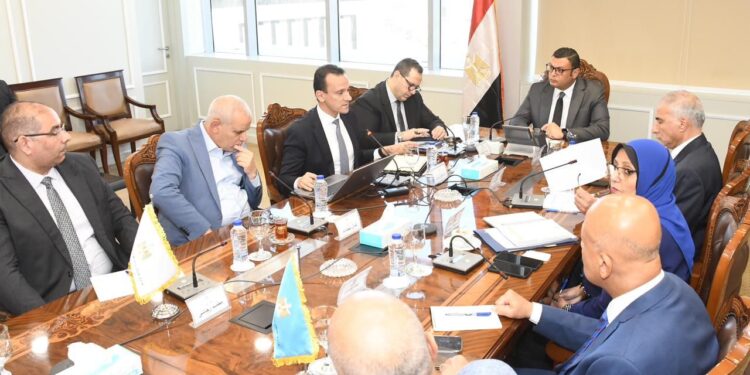وزير الإسكان يتابع  مستجدات إنشاء وحدتي “تنظيم السوق العقارية” و”تصدير العقار المصري” بهيئة المجتمعات العمرانية الجديدة
