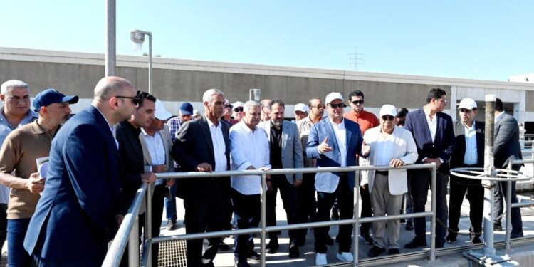 وزير الإسكان ومحافظ الدقهلية يختتمان جولتهما بتفقد محطة مياه “ميت خميس” والمعمل المركزي
