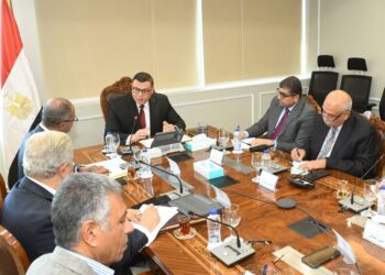 وزير الإسكان يتابع مشروعات مرافق المياه والصرف بالمدن الجديدة والمحافظات