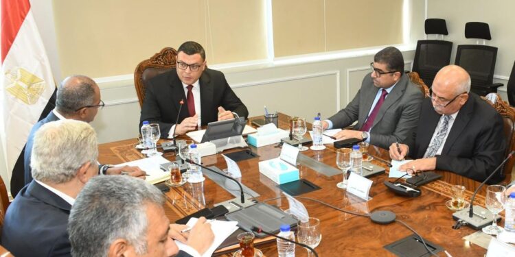 وزير الإسكان يتابع مشروعات مرافق المياه والصرف بالمدن الجديدة والمحافظات