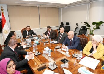 وزير الإسكان يتابع موقف مبادرتي “بيتك في مصر” و”بيت الوطن” للمصريين بالخارج