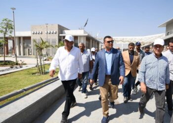 بالصور.. وزير الإسكان يتفقد المنطقة الاستثمارية ومشروع الأرينا بحدائق “تلال الفسطاط”