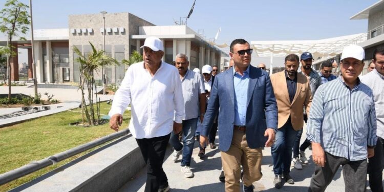 بالصور.. وزير الإسكان يتفقد المنطقة الاستثمارية ومشروع الأرينا بحدائق “تلال الفسطاط”