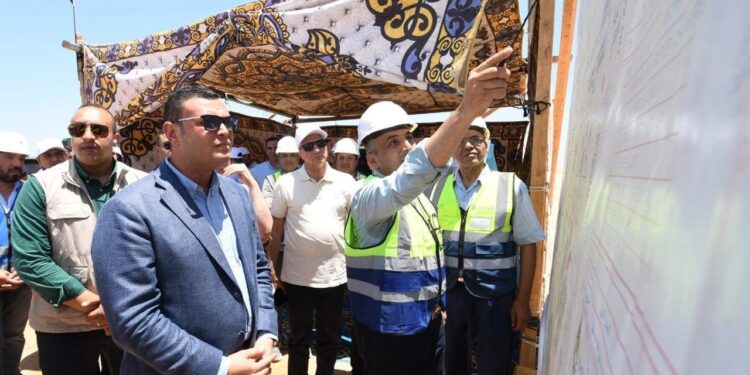 وزير الإسكان يتفقد محاور الطرق ومحطة تنقية مياه الشرب الجديدة بمدينة السادات