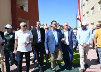 للتأكد من جاهزيتهم وكفاءة التشغيل.. وزير الإسكان يتفقد مشروعات الطرق والصرف الصحي والتعليم في النوبارية الجديدة