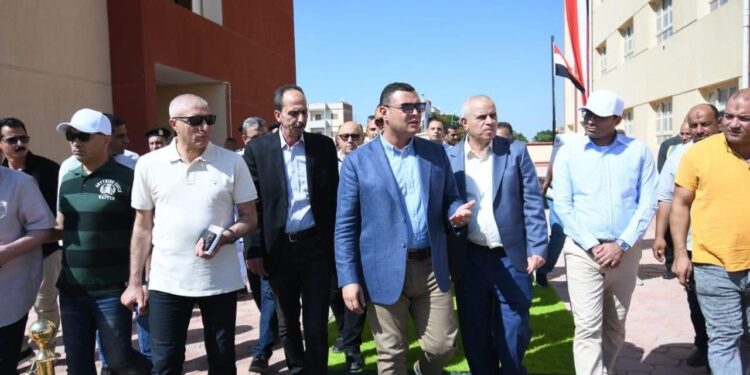 للتأكد من جاهزيتهم وكفاءة التشغيل.. وزير الإسكان يتفقد مشروعات الطرق والصرف الصحي والتعليم في النوبارية الجديدة