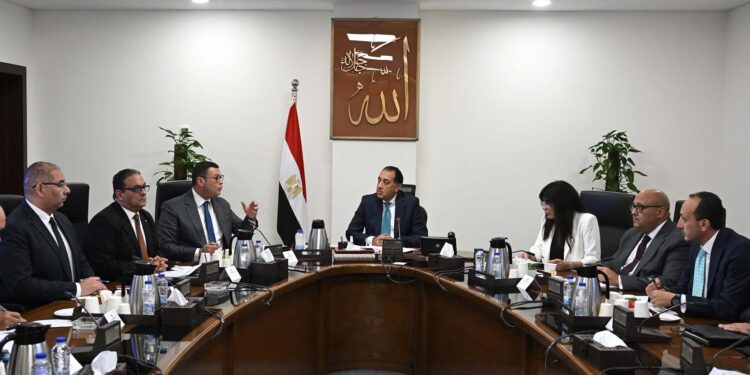 رئيس الوزراء يتابع موقف تسليم الوحدات السكنية للموظفين المنتقلين للعمل بالعاصمة الإدارية الجديدة