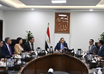 رئيس الوزراء يستعرض النسخة النهائية لمشروع قانون المناطق المركزية للمال والأعمال