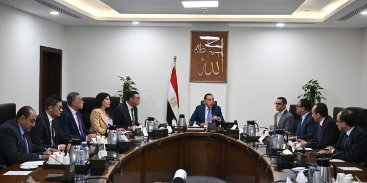 رئيس الوزراء يستعرض النسخة النهائية لمشروع قانون المناطق المركزية للمال والأعمال