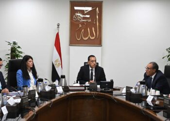 رئيس الوزراء يوجّه بوضع خطة لجذب استثمارات أمريكية جديدة ودعم التعاون المشترك