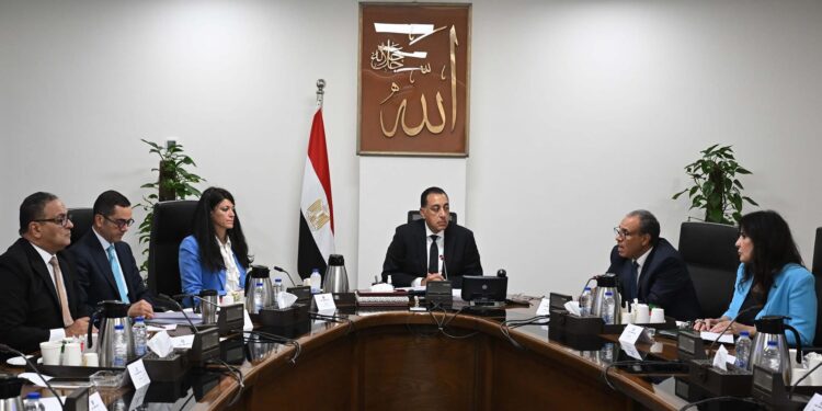 رئيس الوزراء يوجّه بوضع خطة لجذب استثمارات أمريكية جديدة ودعم التعاون المشترك