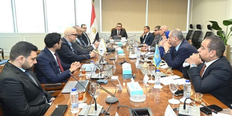 وزير الإسكان يبحث مستجدات تدشين منصتين لتنظيم السوق العقارية وتصدير العقار