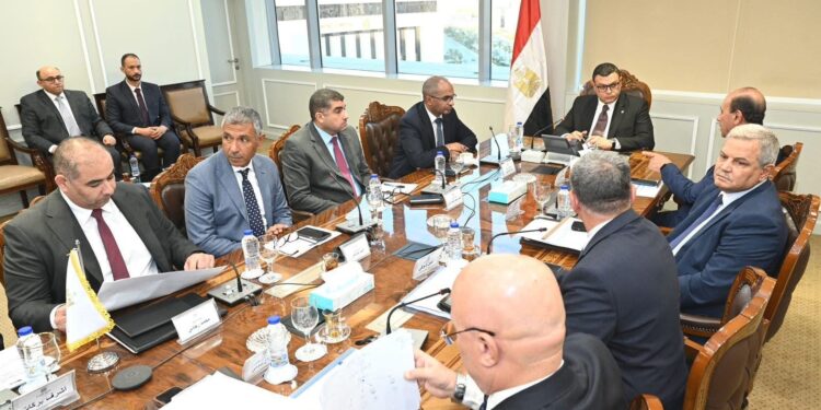 وزير الإسكان يتابع موقف المشروعات الجاري تنفيذها ضمن “حياة كريمة”