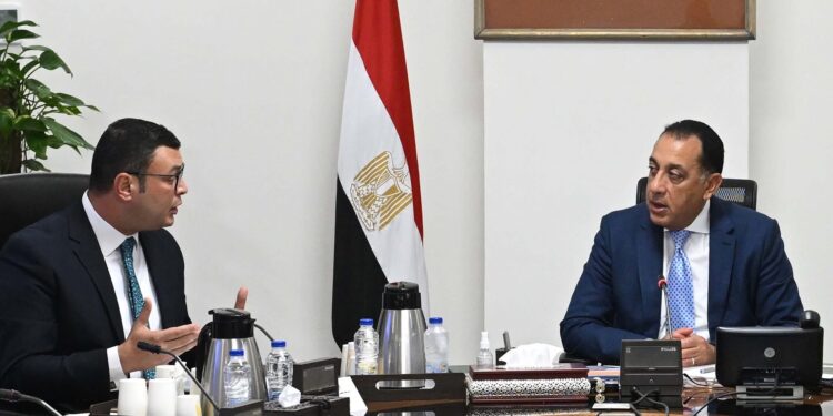 رئيس الوزراء يتابع موقف تقنين الأراضي المضافة لعدد من المدن الجديدة