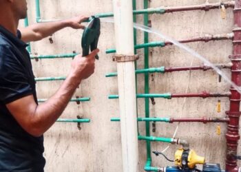 حملات لفصل وصلات المياه الخلسة وتحصيل المتأخرات بمدينتي النوبارية الجديدة والسادات