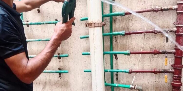 حملات لفصل وصلات المياه الخلسة وتحصيل المتأخرات بمدينتي النوبارية الجديدة والسادات