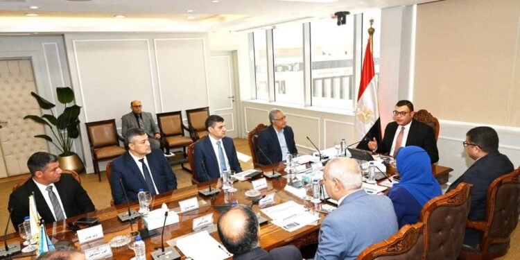 وزير الإسكان يتابع مشروعات الإسكان بمحافظة بورسعيد ويوجّه بسرعة التسليم