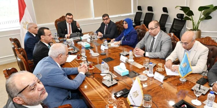 وزير الإسكان يعقد اجتماعًا مع مسئولي شركة “توريك” للتطوير العقاري لمتابعة مشروعات الشراكة والمبيعات