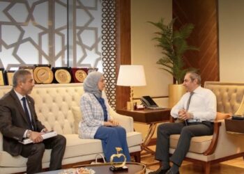 خالد عباس يلتقي سفيرة البحرين لدى مصر لبحث نقل السفارة إلى العاصمة الإدارية