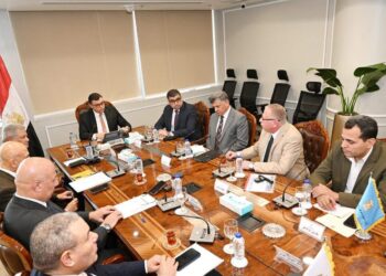 وزير الإسكان يعقد اجتماع مع “الوطنية للمقاولات” لتسريع تنفيذ مشروعات الصرف الصحي والكهرباء