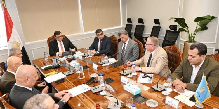 وزير الإسكان يعقد اجتماع مع “الوطنية للمقاولات” لتسريع تنفيذ مشروعات الصرف الصحي والكهرباء