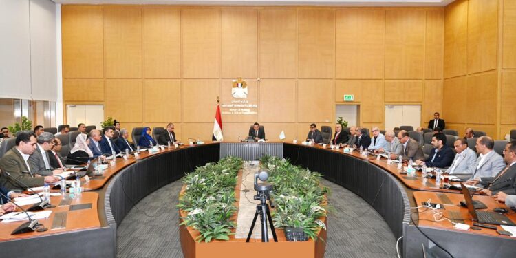 وزير الإسكان يعقد اجتماع مع مسؤولي أجهزة المدن لمتابعة المشروعات السكنية في المحافظات