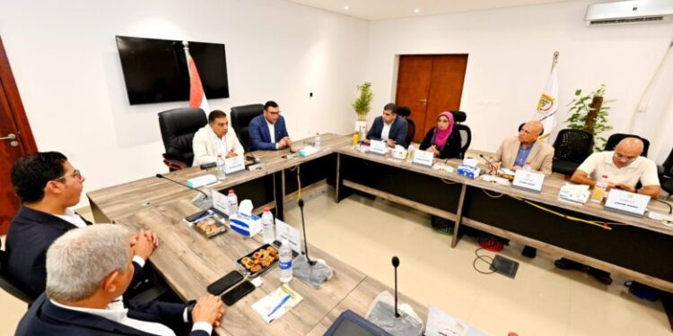 وزير الإسكان يوجه بالالتزام بالخطط الزمنية لتسليم مشروعات مياه الشرب والصرف الصحي بالدقهلية