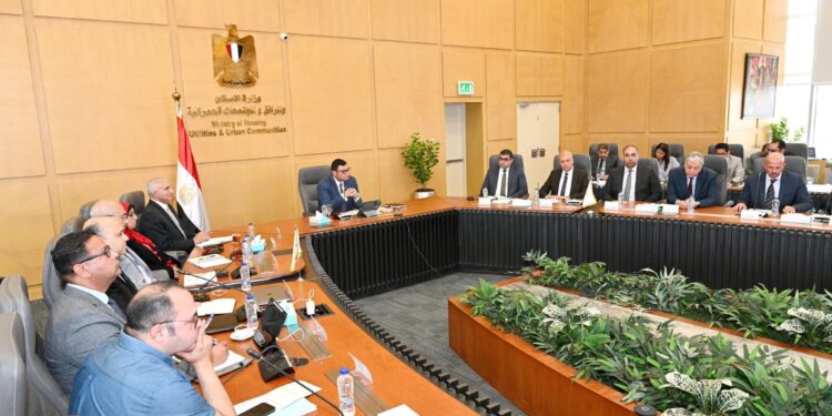 وزير الإسكان يتابع تنفيذ منطقة الأعمال المركزية بالعاصمة الإدارية  وأبراج وبحيرات “داون تاون”