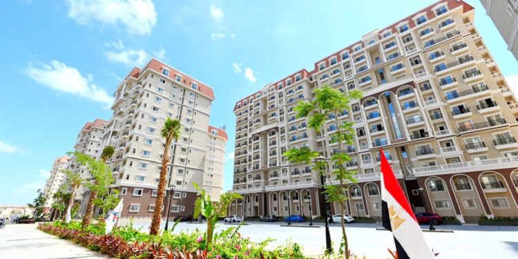 باستثمارات تجاوزت 9.4 مليار جنيه.. وزير الإسكان يتابع سير العمل في برج العرب الجديدة