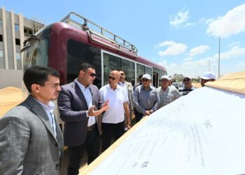 بالصور.. وزير الإسكان يزور مرافق الأراضي الصناعية وكوبري مسار القطار الكهربائي السريع