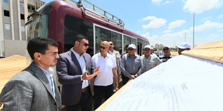 بالصور.. وزير الإسكان يزور مرافق الأراضي الصناعية وكوبري مسار القطار الكهربائي السريع