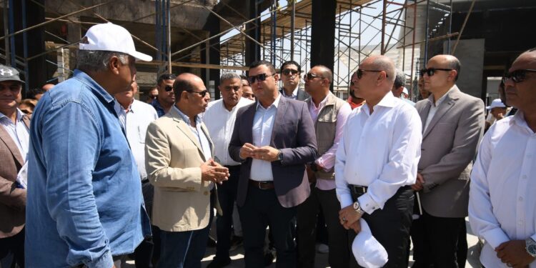 بالصور.. وزير الإسكان ومحافظ القاهرة يتفقدان مشروع حدائق “تلال الفسطاط” بمصر القديمة