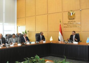 وزير الإسكان يعقد اجتماع موسع لمتابعة موقف مشروعات “حياة كريمة” بمحافظة أسوان