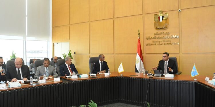 وزير الإسكان يعقد اجتماع موسع لمتابعة موقف مشروعات “حياة كريمة” بمحافظة أسوان