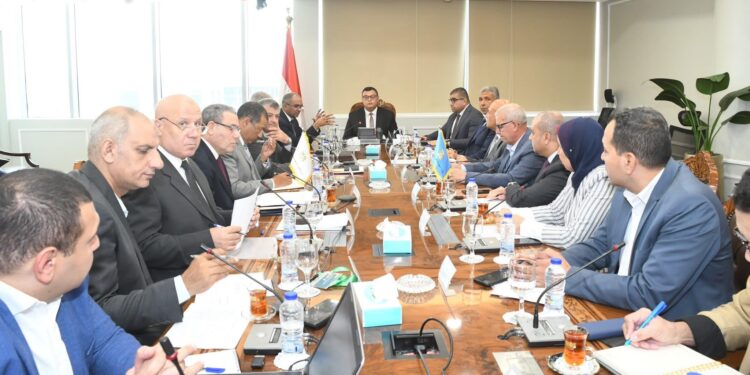 وزير الإسكان يتابع خطط التغذية الكهربائية لمحطات مياه الشرب والصرف الصحي بالمدن الجديدة والمحافظات