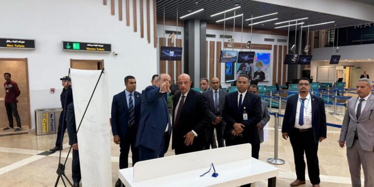 وزير الطيران المدني يتفقد مطار العلمين الدولي لمتابعة انتظام حركة التشغيل واستقبال الوفود السياحية