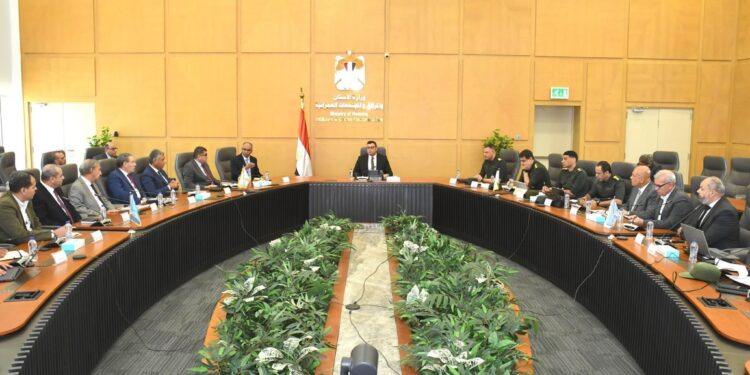 وزير الإسكان يبحث مع وفد الهيئة الهندسية للقوات المسلحة تعزيز التعاون في مشروعات المياه والصرف الصحي
