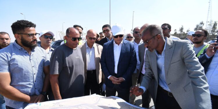 بالصور.. وزير الإسكان يتفقد محور التسعين الشمالي بالقاهرة الجديدة لمتابعة أعمال التطوير والبنية التحتية